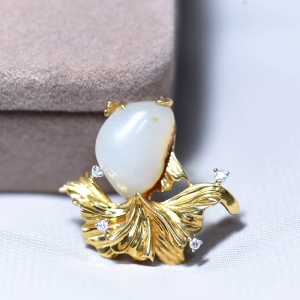 18K籽料和田玉原石年年有余吊坠