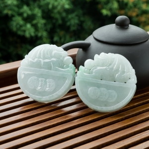 糯冰种飘翠翡翠瑞兽吊坠（单件）