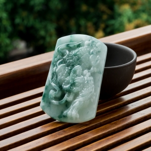 糯冰种飘花翡翠瑞兽吊坠