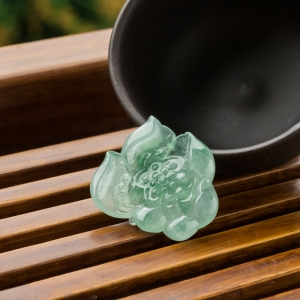 糯冰种飘翠翡翠幽莲吊坠