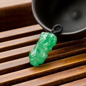 糯冰种翠绿翡翠貔貅吊坠