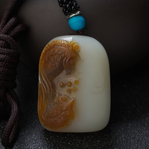 山料俏色和田玉年年有余吊坠