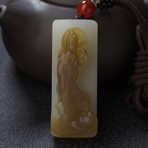 山料俏色和田玉观音吊坠