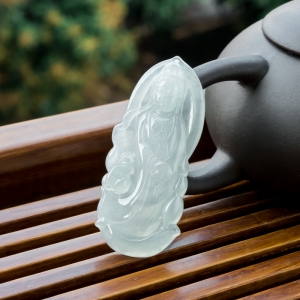 糯冰种淡晴水翡翠观音吊坠