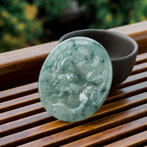 糯冰种飘花翡翠飞龙在天吊坠