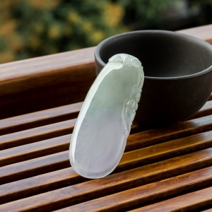 糯冰种浅绿翡翠福瓜吊坠