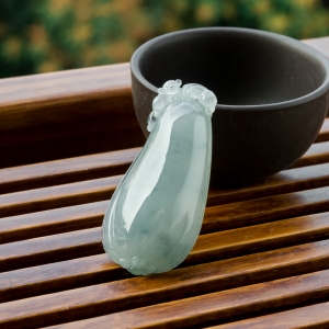 糯冰种飘花翡翠福瓜吊坠