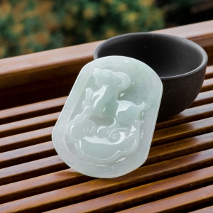 糯冰种浅绿翡翠洋洋得意吊坠