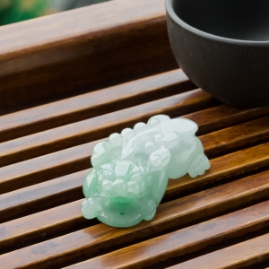 糯冰种浅绿翡翠貔貅吊坠