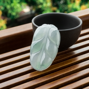 糯冰种飘花翡翠金枝玉叶吊坠