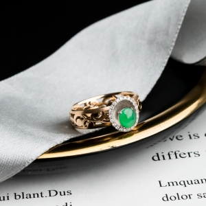 18K糯冰种浅绿翡翠戒指