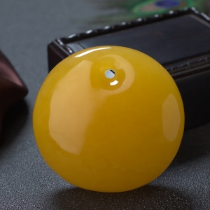 鸡油黄蜜蜡鱼眼扣吊坠