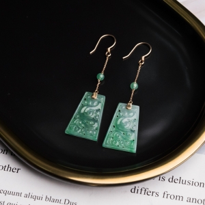 18K糯冰种浅绿翡翠仿古龙耳坠