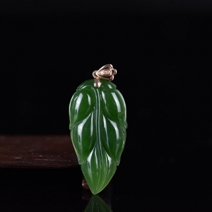 18K山料和田碧玉金枝玉叶吊坠