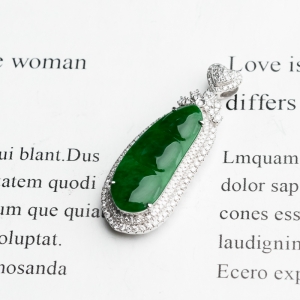 18K糯冰种翠绿翡翠福豆吊坠