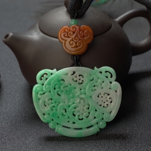 糯种飘翠翡翠缠枝纹吊坠