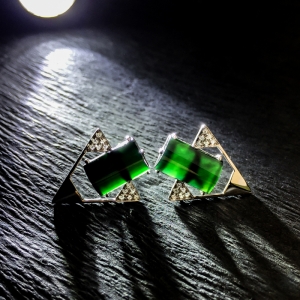 18K糯冰种墨翠耳钉