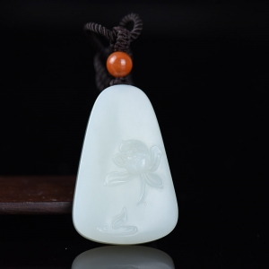 籽料和田白玉荷韵吊坠