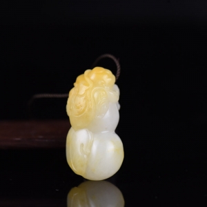 籽料和田玉黄沁童子献福吊坠