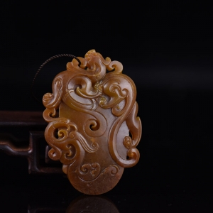 籽料和田玉黄沁龙凤鸡心佩吊坠