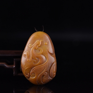 籽料和田玉黄沁龙牌吊坠