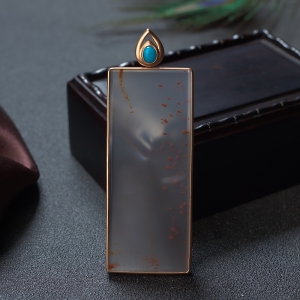 18K冰飘料南红方牌吊坠