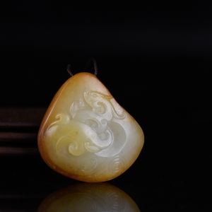 籽料和田玉黄沁仿古龙吊坠