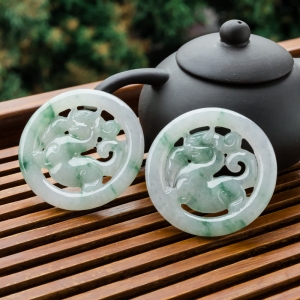 糯冰种飘花翡翠麒麟吊坠（单件）