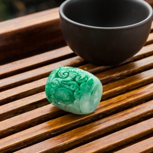 糯冰种飘翠翡翠仿古桶珠吊坠