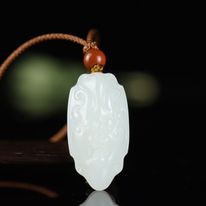 籽料和田白玉守护吊坠