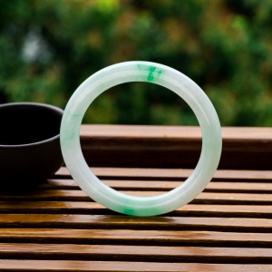 52mm糯冰种飘翠翡翠圆镯