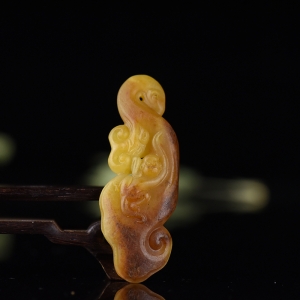 籽料和田玉黄沁灵猴献瑞吊坠