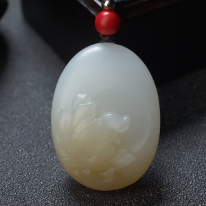 山料和田羊脂白玉莲花吊坠