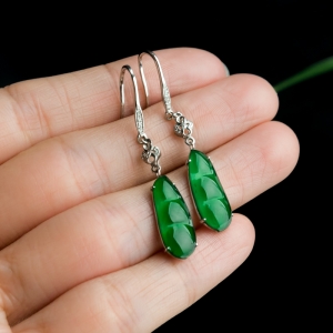 18K冰种翠绿翡翠福豆耳坠