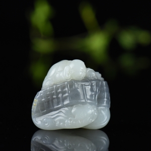 籽料和田玉青花招财童子吊坠