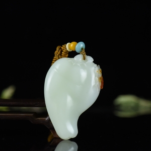 籽料和田白玉红红火火吊坠