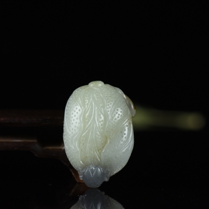 籽料和田玉青花摆财吊坠