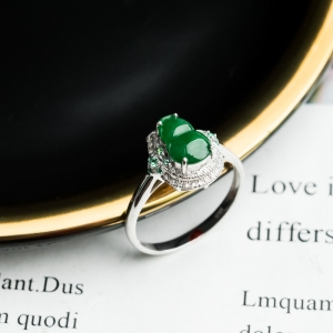 18K糯种翠绿翡翠福禄戒指