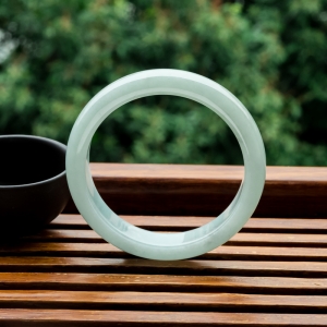 57mm糯冰种浅绿翡翠平安镯