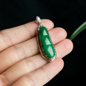 18K糯种翠绿翡翠福豆吊坠