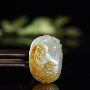 俏色籽料和田玉守护吊坠