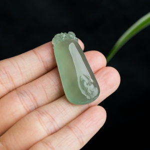 冰种浅绿翡翠松鹤延年吊坠