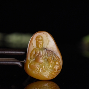 籽料和田玉黄沁观音吊坠