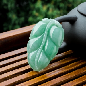 糯冰种浅绿翡翠事业有成吊坠