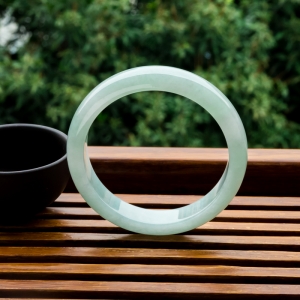 57mm糯冰种浅绿翡翠平安镯