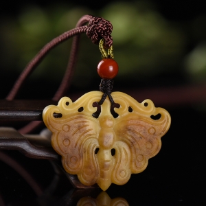 籽料和田玉黄沁蝴蝶吊坠