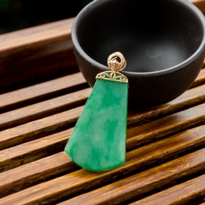 18K糯冰种浅绿翡翠无事牌吊坠
