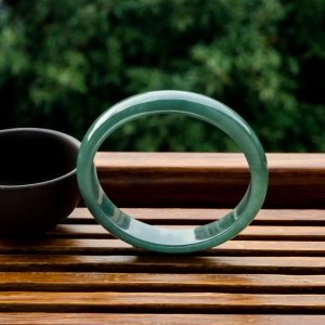 55mm糯冰种灰绿翡翠贵妃镯