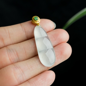 18K冰种翡翠福豆吊坠