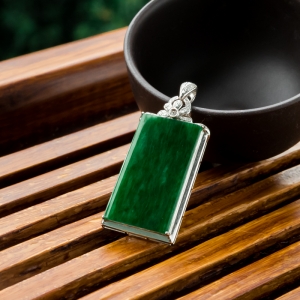 18K糯冰种翠绿翡翠无事牌吊坠